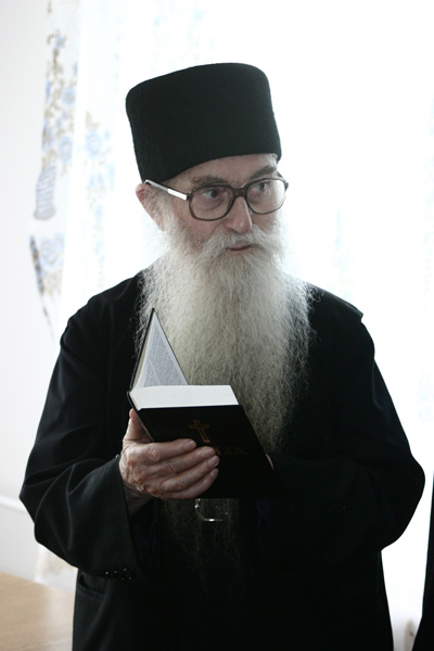 Părintele Arsenie Papacioc în vizită la Mănăstirea Dervent (2003)